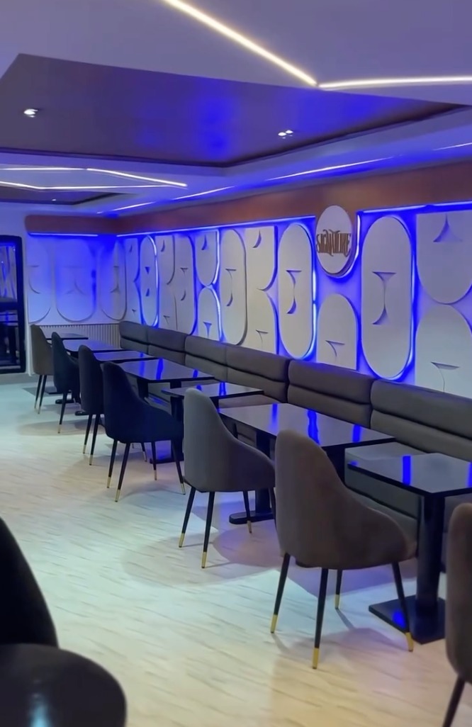 Deluxe Grill, Bar & Restaurant